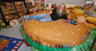 USA sets world record: Largest collection of burger memorabilia