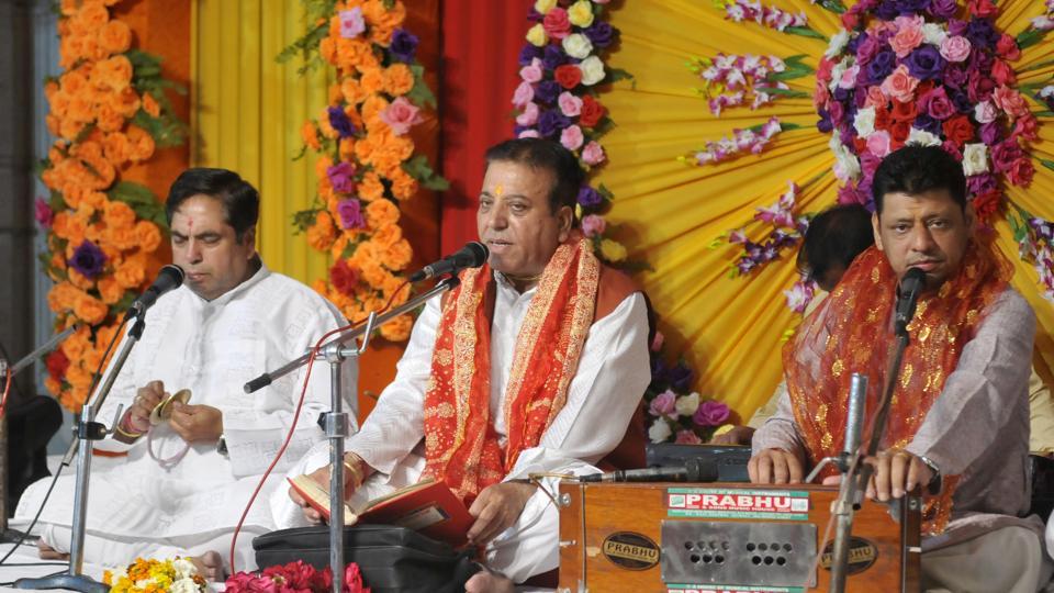 Devotees singing religious songs on the occasion of Navratri festival at Durga Mata temple near Jagraon bridge in Ludhiana