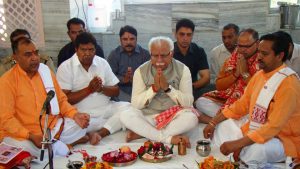 Haryana chief minister Manohar Lal Khattar offering prayers at Mansa Devi temple in Panchkula