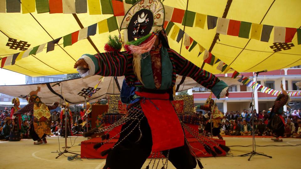 Many events such as the dance of the deer and the amusing battles between the King and his various ministers are highlights of this festival