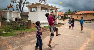 रविवार की छुट्टी पर हिंदी बाल-कविता - आज हमारी छुट्टी है