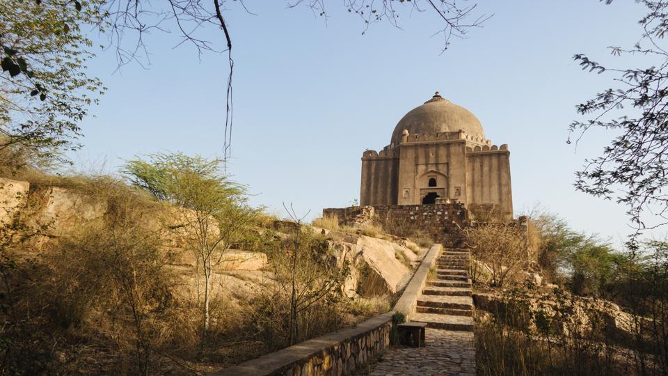 Azim Khan’s Tomb was built in the the 17th century by the later Mughals and is located near the intersection of Mehraulli-Badarpur road and Anurvat road. Being placed a top a rock hill gives this monument a very prominent appearance making it almost symbolic of this area in South Delhi yet its history is not well known