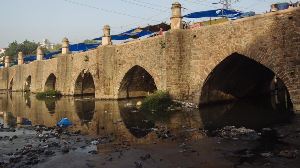 Barapullah, a causeway from the times of the early Mughal empire, is located near Nizamuddin Railway Station. Despite having a flyover corridor named after itself, today it supports a make shift market on top of itself while a sewer flows under it.