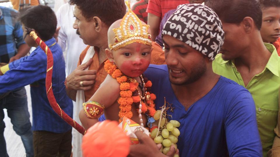 Devotees gathered at Hanuman Setu on the occasion of Bada Mangal in Lucknow