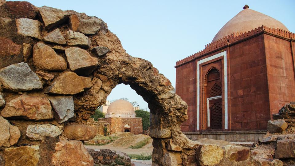 Lal Gumbad was built in the memory of Shaikh Kabbiruddin Auliya a Sufi poet who lived during the reign of the Tughlaqs. A beautiful sandstone structure, it is considered to be a small scale replica of the tomb of Ghiyasuddin Tughluq and is located in Malviya Nagar.