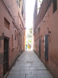 Narrow entrance lane in Jallianwala bagh