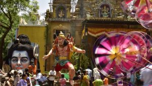 On the occasion, various organisations and charitable individuals set up kiosks and distributed water, juices, puri-sabzi, chana-masala and boondi to passersby