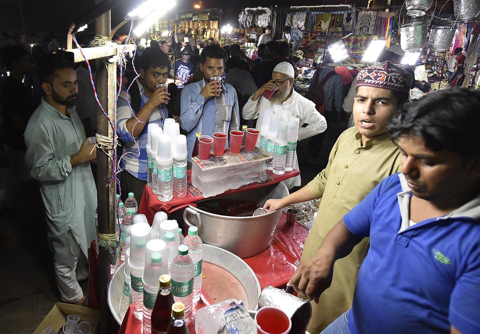 Devotees break their fast on the first day of Ramzan at Jama Masjid in Old Delhi. The lanes of Old Delhi become a paradise for food lovers looking for something delicious to gorge on during Ramzan.