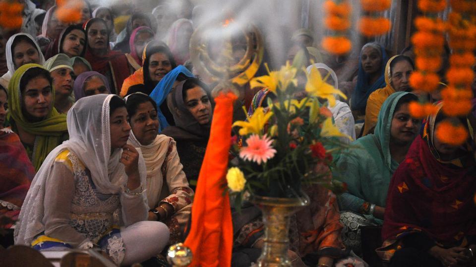 Devotees paying obeisance on the occasion of martyrdom anniversary of Guru Arjun Dev Ji at gurudwara near the bus stand in Shimla