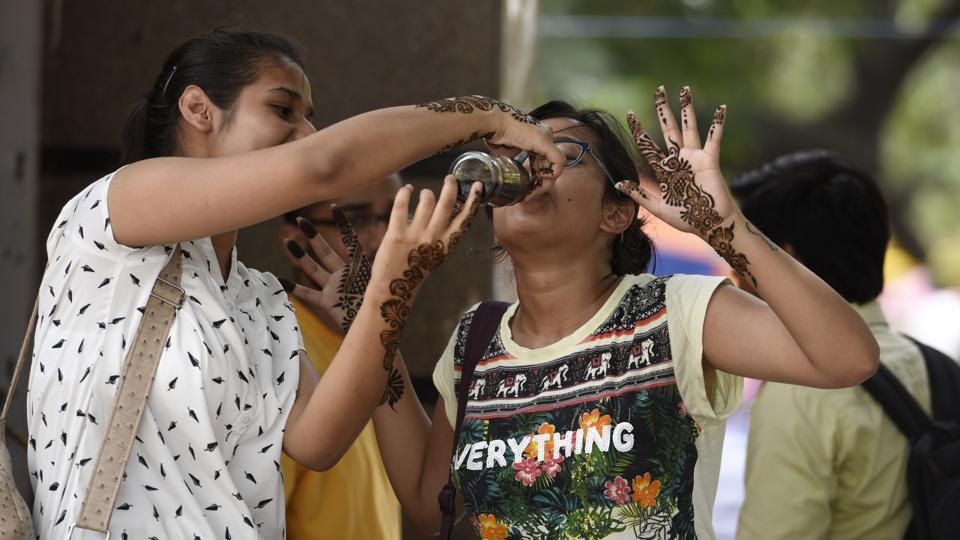 Girl gets mehandi applied on her hands for the eve of Raksha Bandhan in New Delhi. (Saumya Khandelwal/HT PHOTO)4/7 Girl gets mehandi applied on her hands for the eve of Raksha Bandhan in New Delhi.