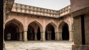 The open courts provide the mosque with light and ventilation to the prayer area. The mosque has an internal arcade consisting of 180 square stone columns which divide the building into aisles.