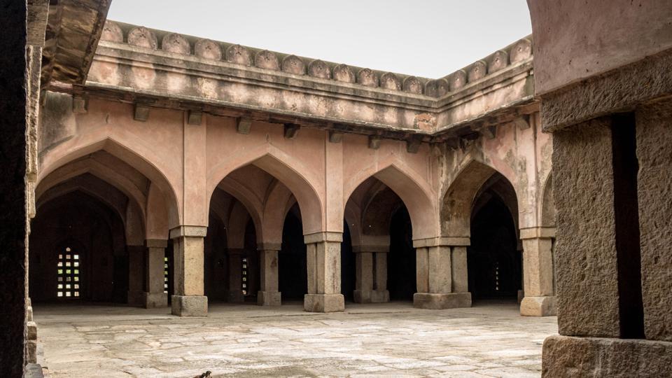 The open courts provide the mosque with light and ventilation to the prayer area. The mosque has an internal arcade consisting of 180 square stone columns which divide the building into aisles.
