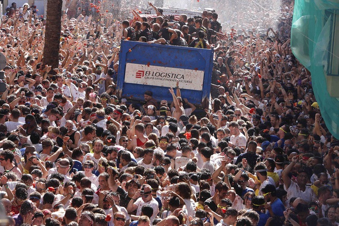 Revellers throw tomatoes at each other during the annual ‘La Tomatina’, tomato fight fiesta in the village of Bunol near Valencia, Spain on August 28, 2019.