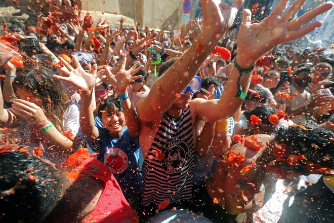 Revellers throw tomatoes during the annual ‘La Tomatina’ food fight festival in Bunol, near Valencia, Spain on August 28, 2019.