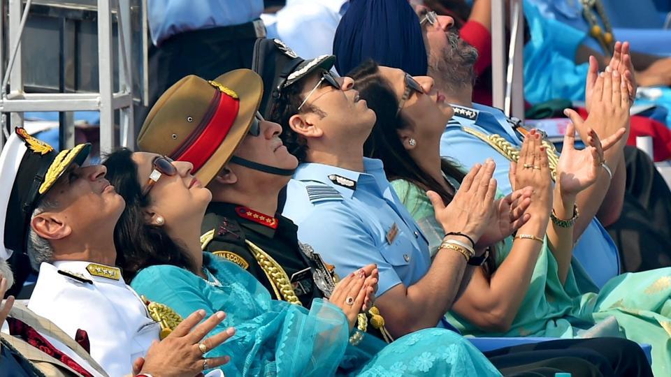 Air Chief Marshal BS Dhanoa (R) Captain of IAF, Sachin Tendulkar (C) Army Chief Gen Bipin Rawat, and others at the Hindon Air Force base during the 85th Air Force Day.