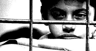 मैं कभी बतलाता नहीं, पर अँधेरे से डरता हूँ मैं माँ: प्रसून जोशी