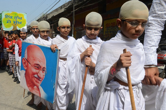 Indian school children dressed as Mahatma Gandhi take part in a march on the eve of Gandhi Jayanti celebrations, in Amritsar on October 1, 2018. - Gandhi Jayanti marks the birthday of Father of the Nation, Mahatma Gandhi and is a national holiday celebrated throughout the country on October 2.