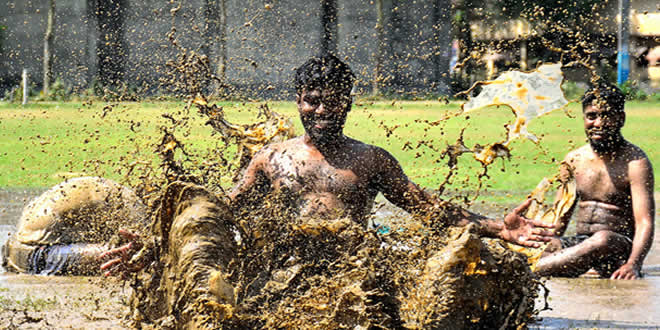 How is Holi Celebrated? Bonfire & Water Holi