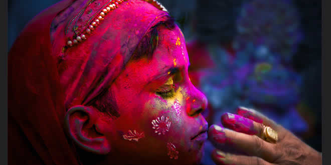 रंग उड़ाती आई होली: नीलम जैन की होली पर कविता