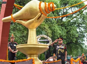 Army Chief pay homage to Kargil War Memorial