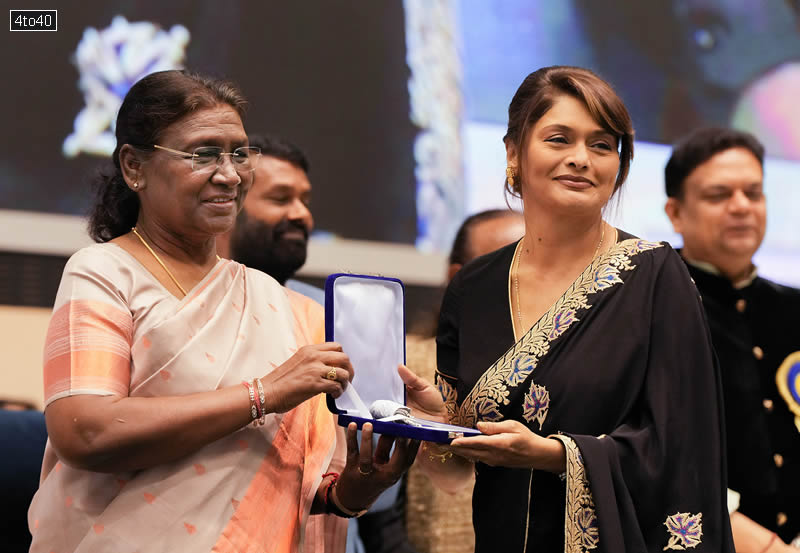 President Droupadi Murmu presents the Best Supporting Actress award for The Kashmir Files