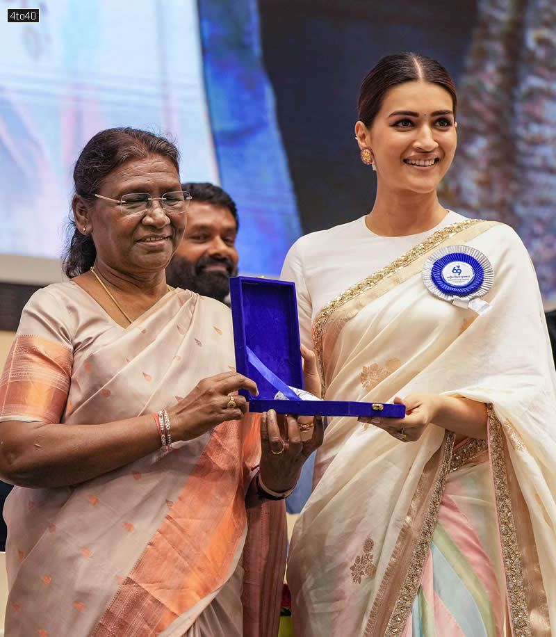 President Droupadi Murmu presents the National Film Award in the Best Actress category Kriti Sanon