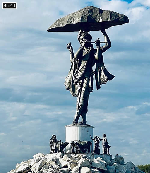 नाथद्वारा में गोवर्धन पर्वत उठाए श्रीकृष्ण की विशाल प्रतिमा