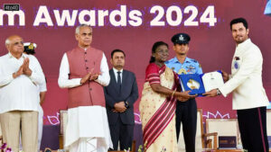 President Droupadi Murmu presents Best Debut Director award for film Swatantrya Veer Savarkar to Randeep Hooda