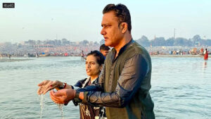 Anil Kumble prays after taking holy dip at the Sangam