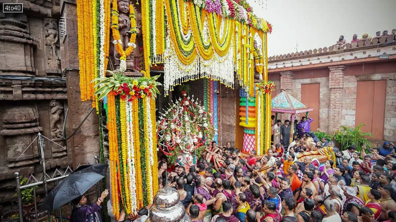 Devotees carry Lord Balabhadra to the Taladhwaja Ratha