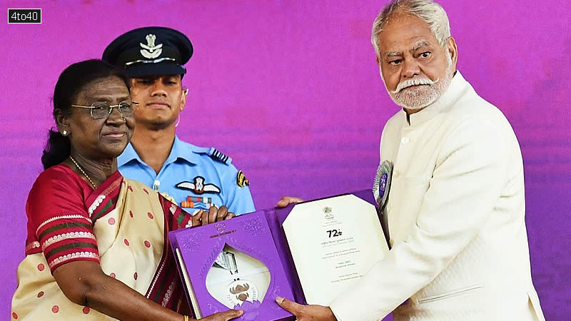 President Droupadi Murmu presents Best Actor in a Supporting Role award for the film Bhakshak to Actor Sanjay Mishra